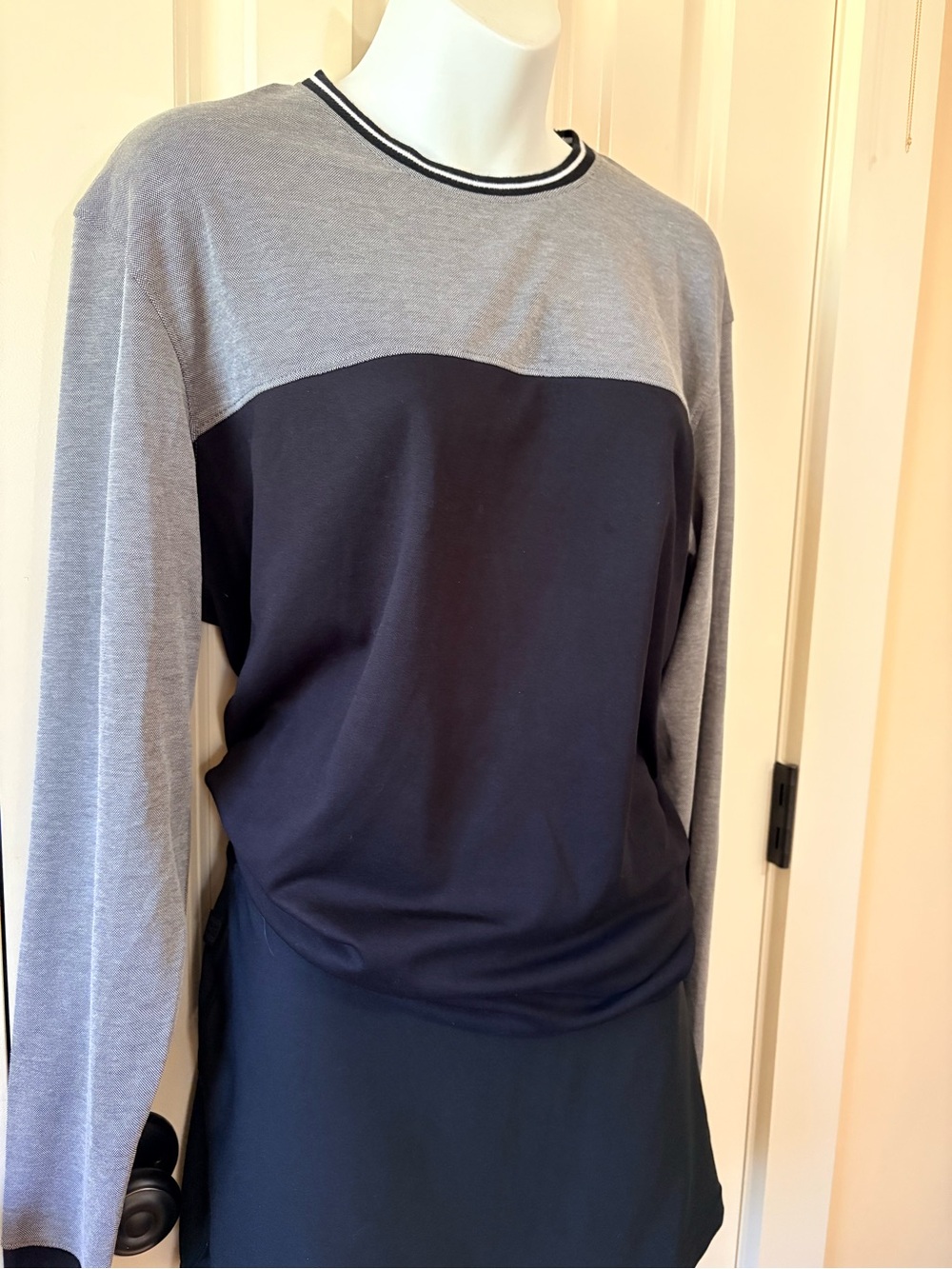 Denim & Flower activewear  Long-Sleeve Crewneck Shirt in Gray & Black, size